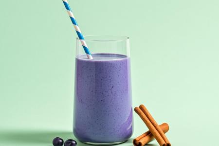 Wenn die Energie nachlässt: Getränk aus Heidelbeeren, Kokosmilch und Zimt, das die Natur als Ersatz für Energydrinks bietet
